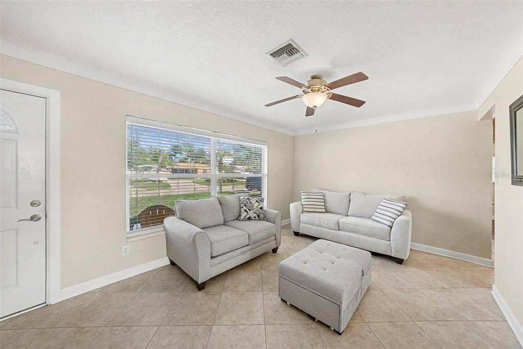 На продажу: $380,000 (2 спален, 1 ванн, 1014 Квадратных фут)