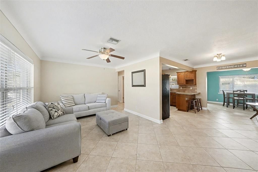 На продажу: $380,000 (2 спален, 1 ванн, 1014 Квадратных фут)