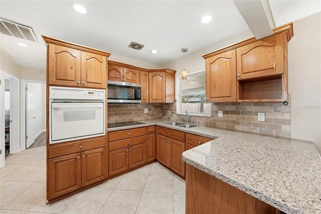 На продажу: $380,000 (2 спален, 1 ванн, 1014 Квадратных фут)