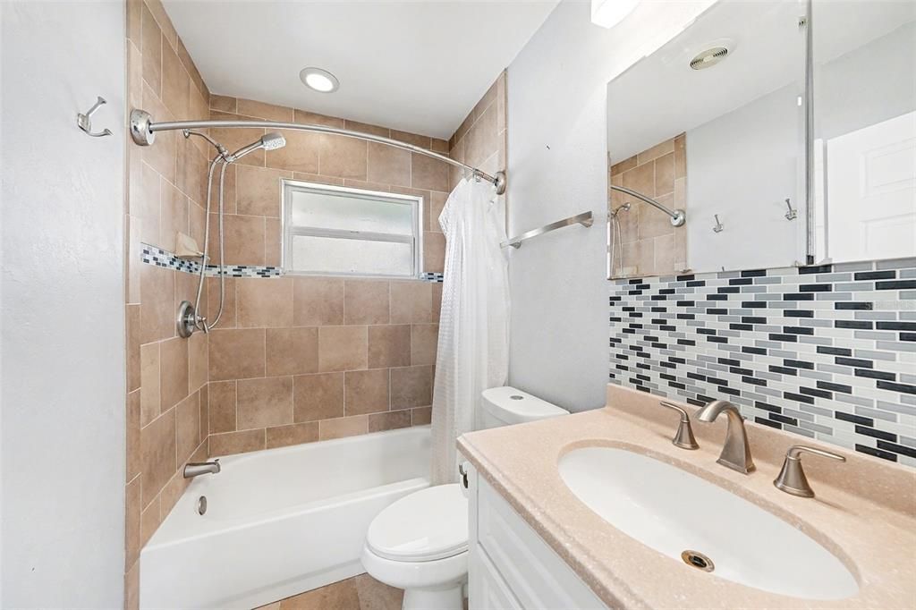 На продажу: $380,000 (2 спален, 1 ванн, 1014 Квадратных фут)