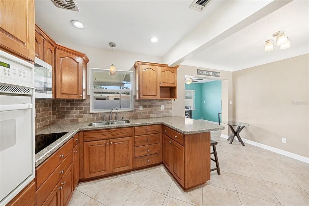 На продажу: $380,000 (2 спален, 1 ванн, 1014 Квадратных фут)