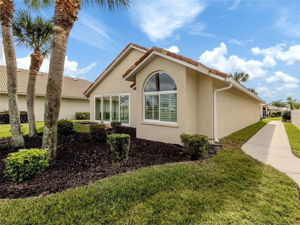 For Sale: $410,000 (3 beds, 2 baths, 1958 Square Feet)