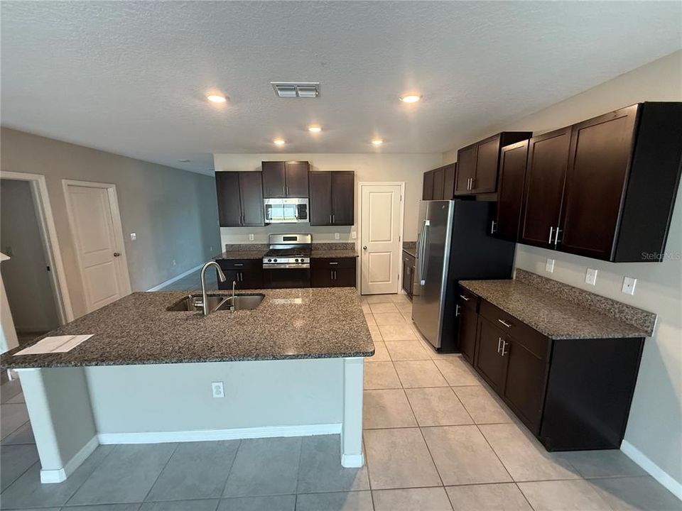 待售: $400,000 (5 贝兹, 2 浴室, 2949 平方英尺)