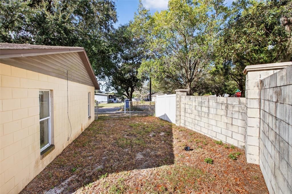 For Sale: $229,900 (3 beds, 2 baths, 1064 Square Feet)