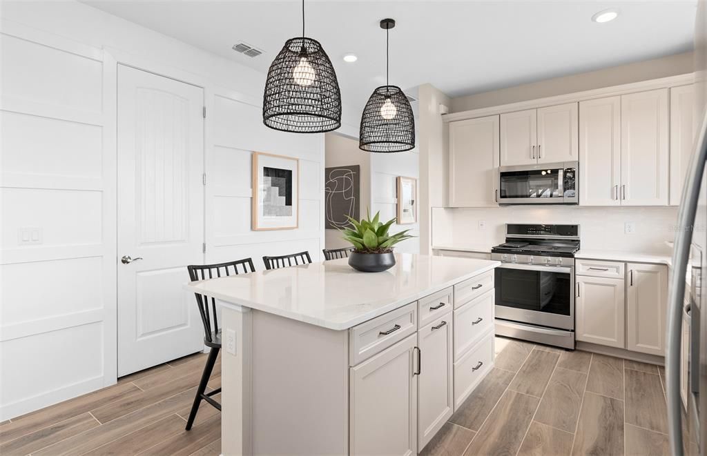 For Sale: $411,675 (2 beds, 2 baths, 1405 Square Feet)