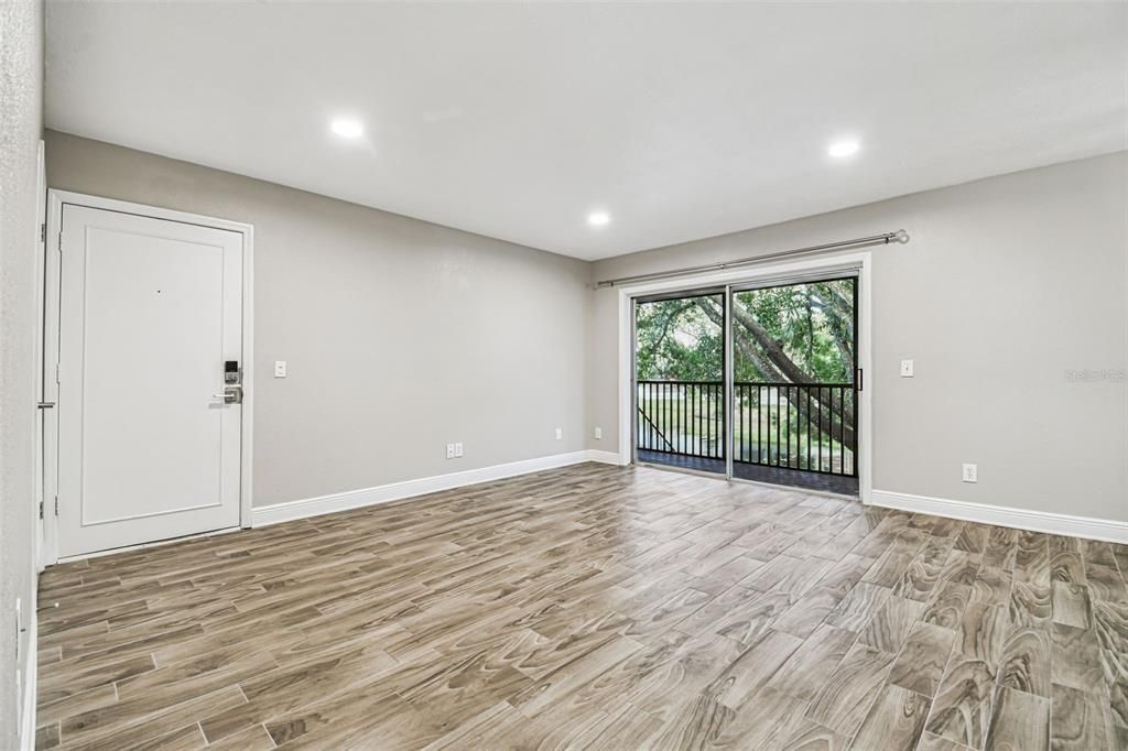 For Sale: $199,000 (2 beds, 1 baths, 924 Square Feet)