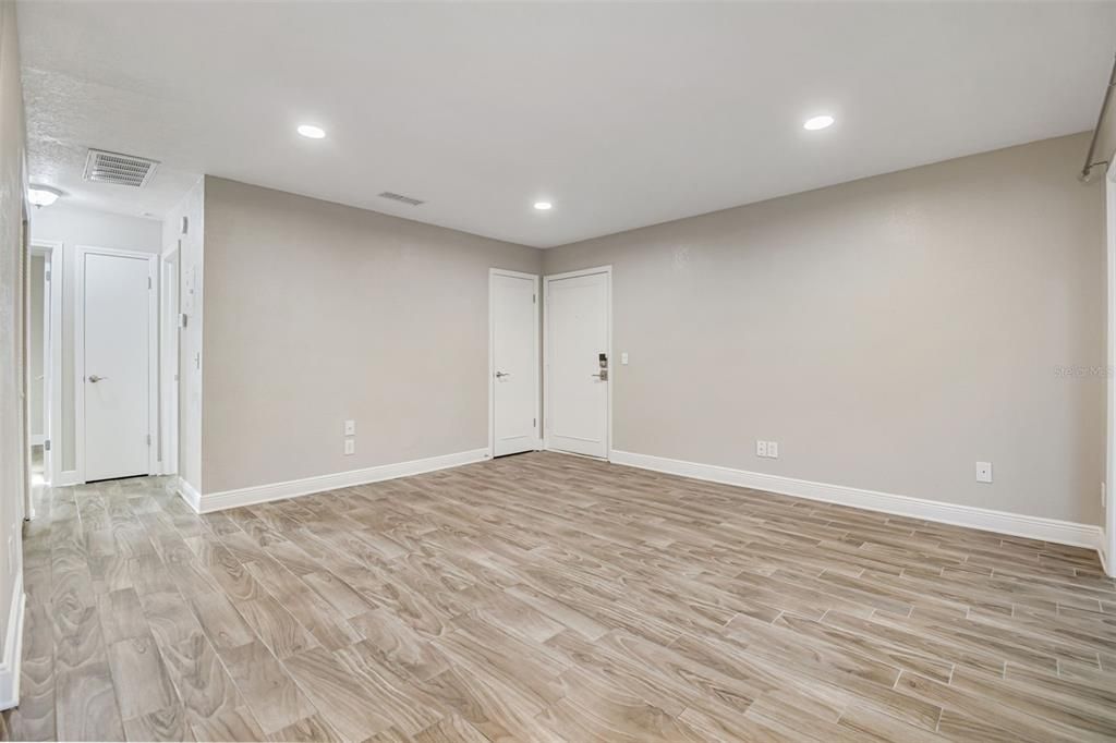 For Sale: $199,000 (2 beds, 1 baths, 924 Square Feet)