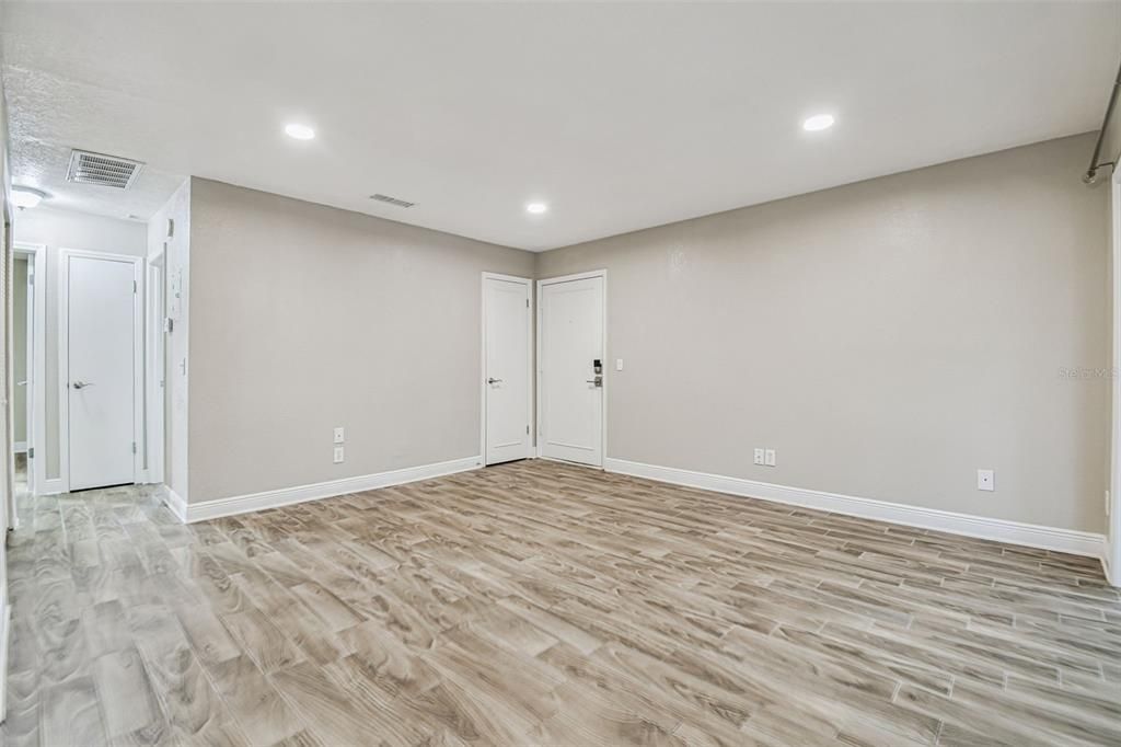 For Sale: $199,000 (2 beds, 1 baths, 924 Square Feet)