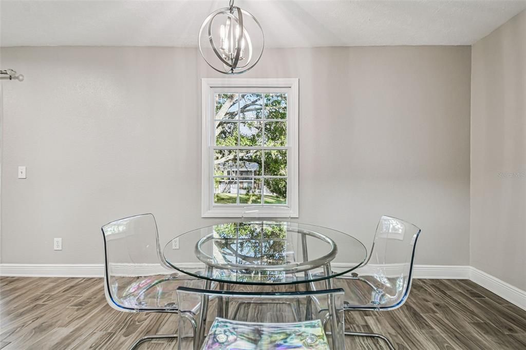 For Sale: $199,000 (2 beds, 1 baths, 924 Square Feet)