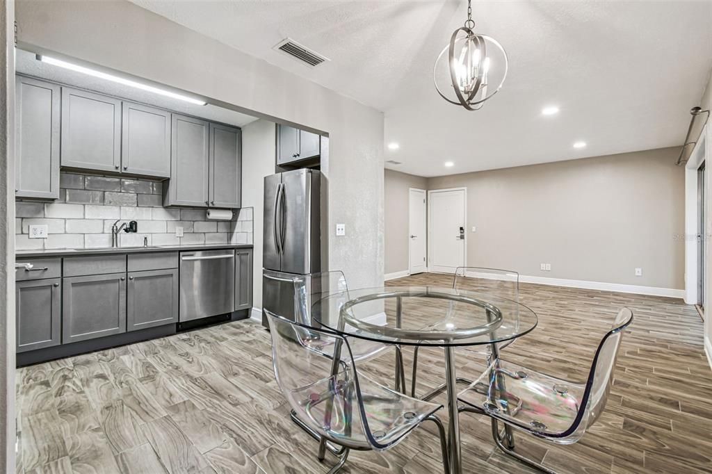 For Sale: $199,000 (2 beds, 1 baths, 924 Square Feet)