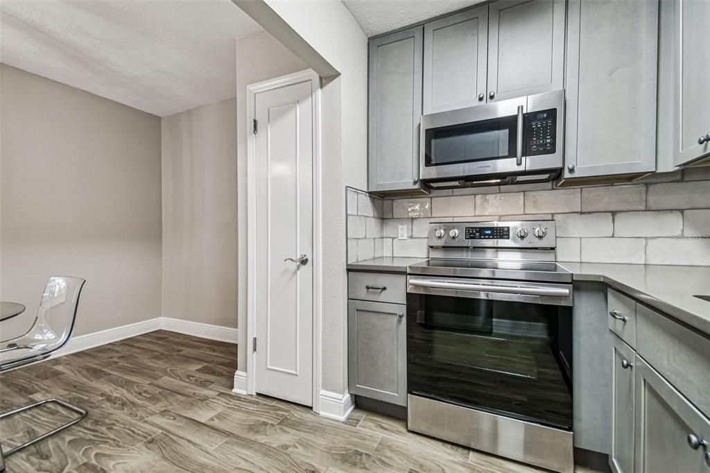 For Sale: $199,000 (2 beds, 1 baths, 924 Square Feet)