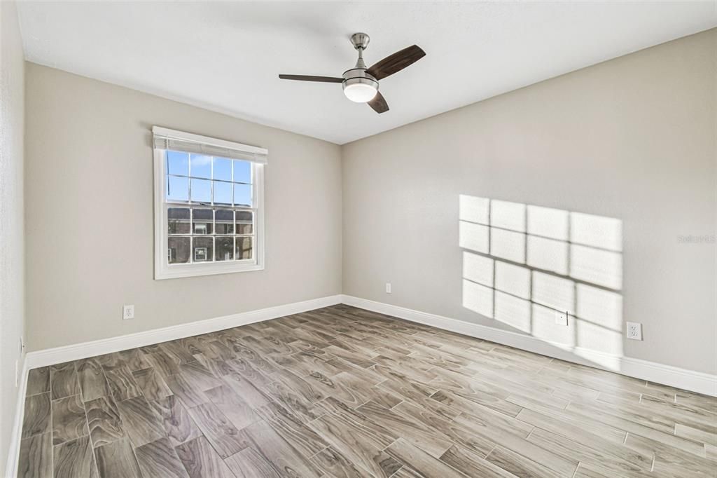 For Sale: $199,000 (2 beds, 1 baths, 924 Square Feet)