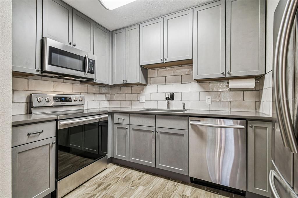 For Sale: $199,000 (2 beds, 1 baths, 924 Square Feet)