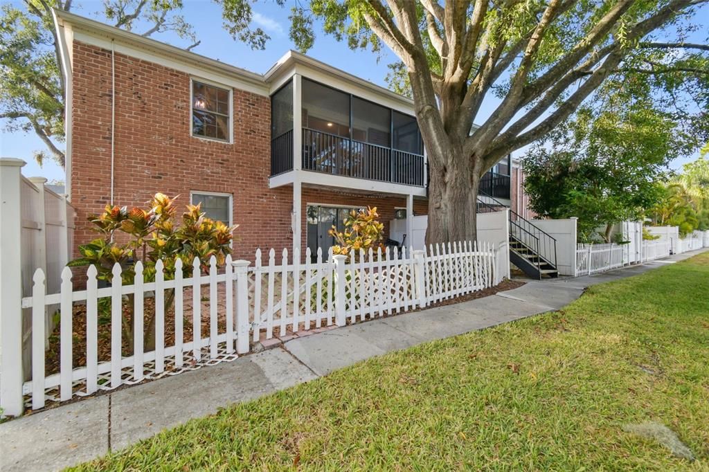 For Sale: $199,000 (2 beds, 1 baths, 924 Square Feet)