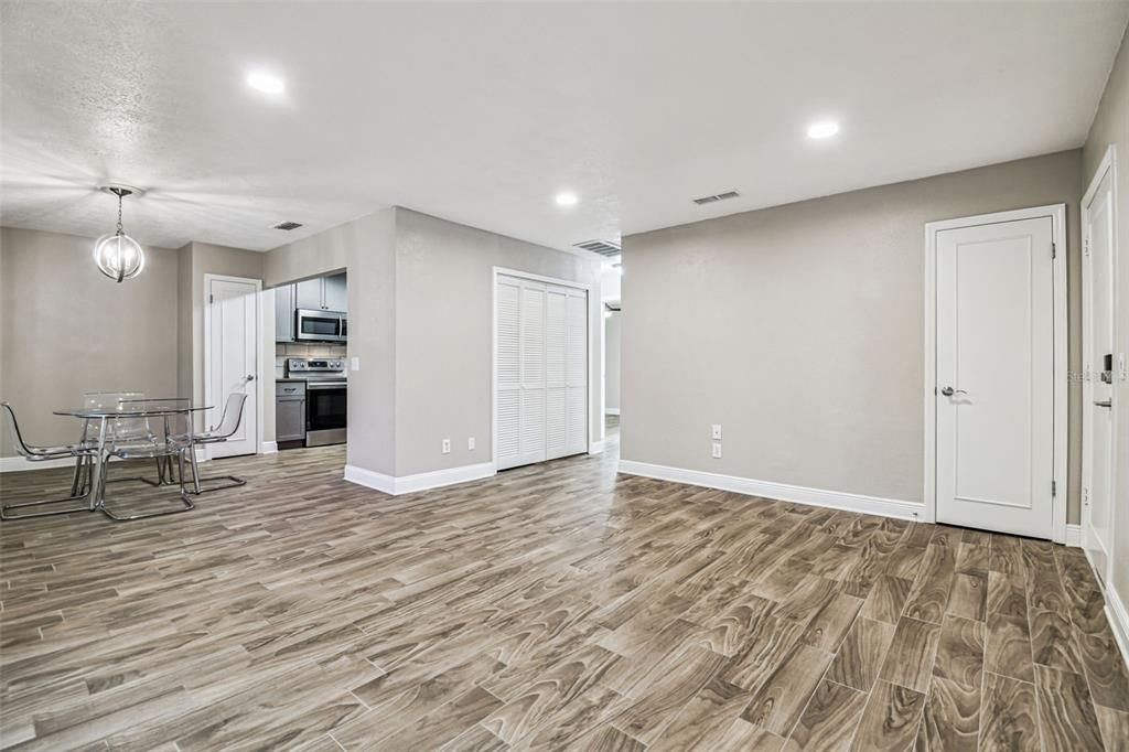 For Sale: $199,000 (2 beds, 1 baths, 924 Square Feet)