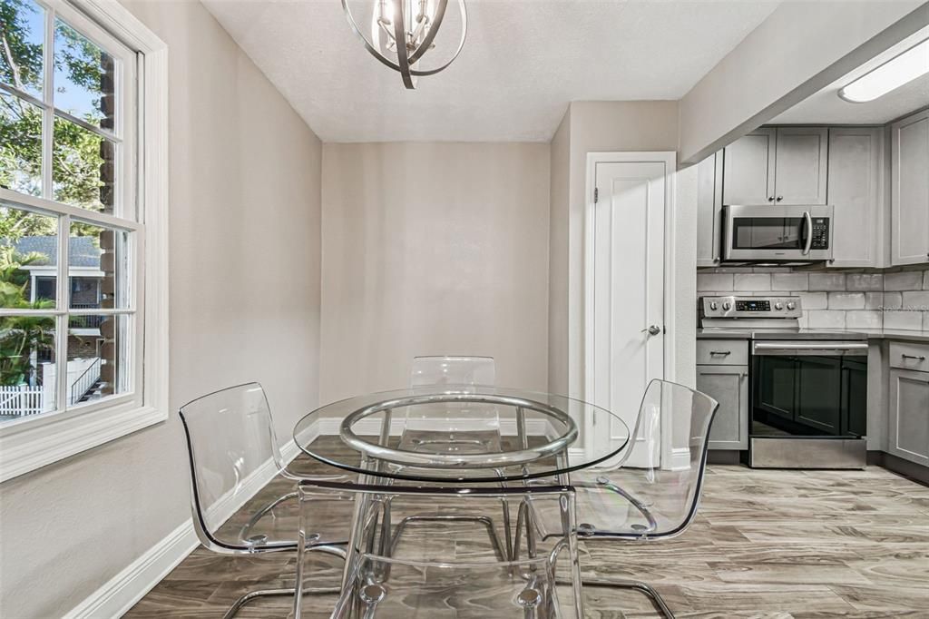 For Sale: $199,000 (2 beds, 1 baths, 924 Square Feet)