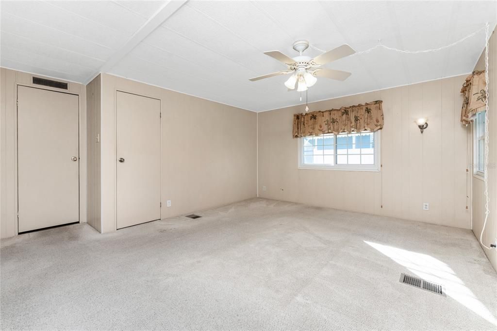 For Sale: $214,900 (2 beds, 2 baths, 1464 Square Feet)