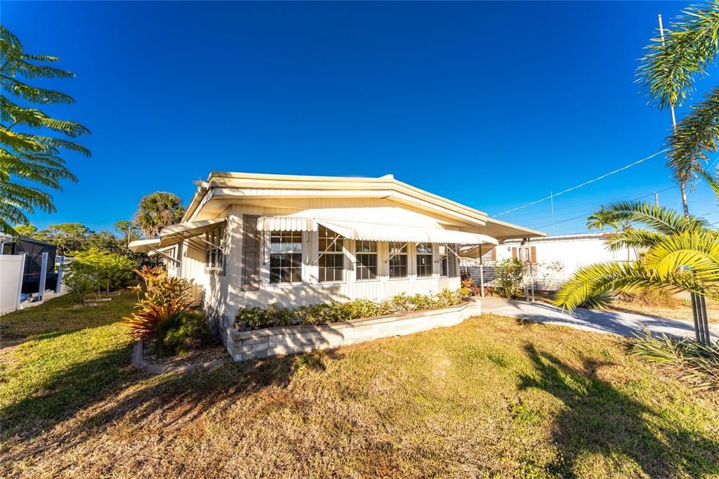 For Sale: $214,900 (2 beds, 2 baths, 1464 Square Feet)