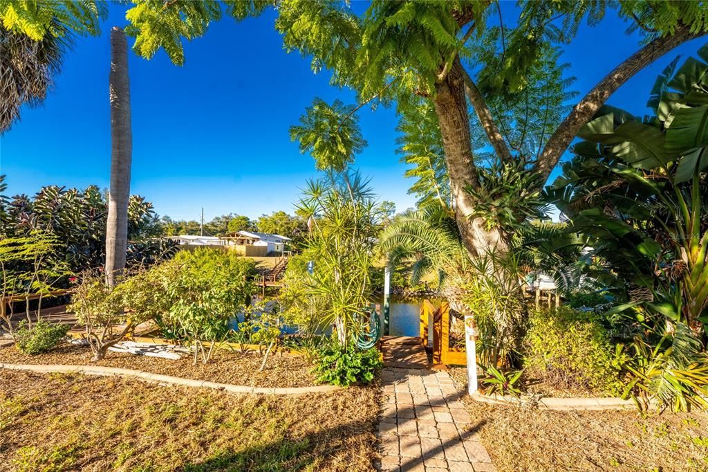 For Sale: $214,900 (2 beds, 2 baths, 1464 Square Feet)