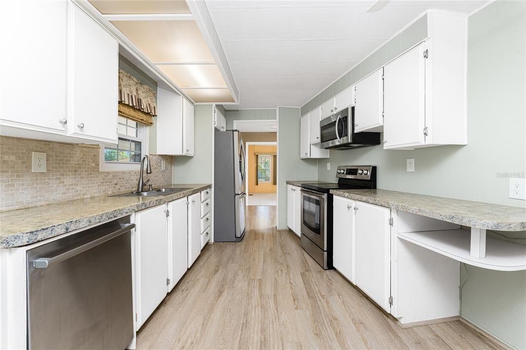 For Sale: $214,900 (2 beds, 2 baths, 1464 Square Feet)