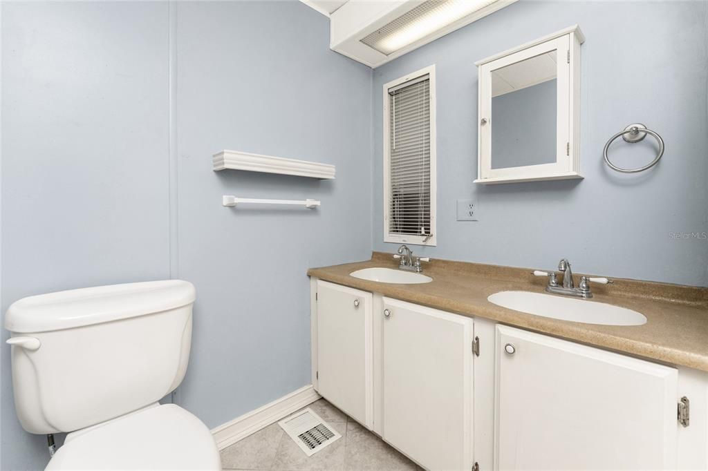 For Sale: $214,900 (2 beds, 2 baths, 1464 Square Feet)