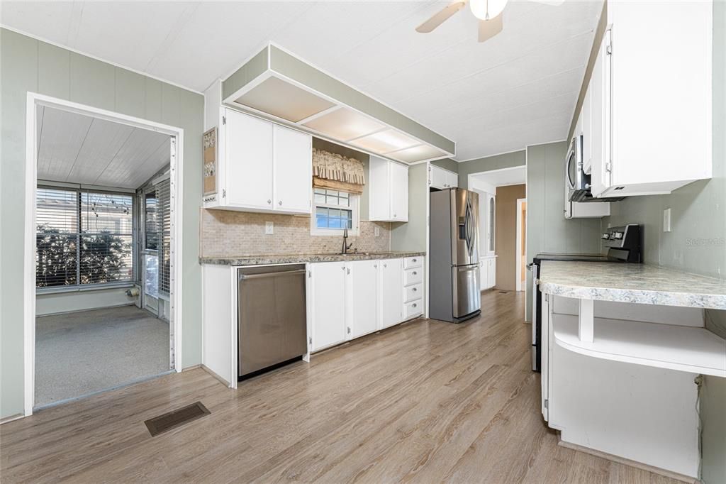 For Sale: $214,900 (2 beds, 2 baths, 1464 Square Feet)