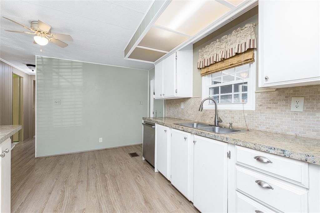 For Sale: $214,900 (2 beds, 2 baths, 1464 Square Feet)