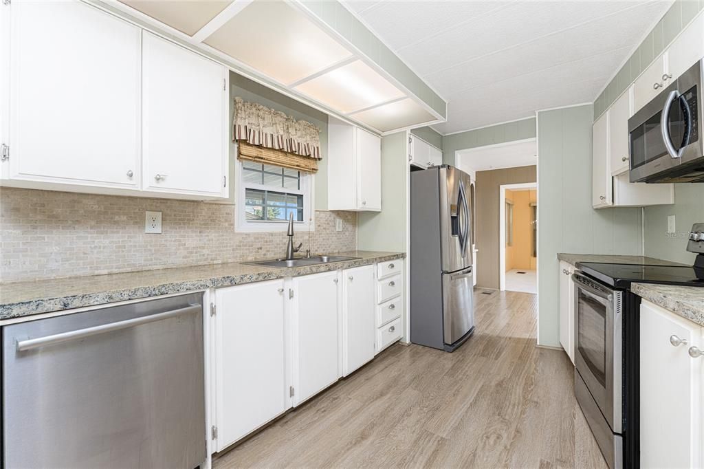 For Sale: $214,900 (2 beds, 2 baths, 1464 Square Feet)