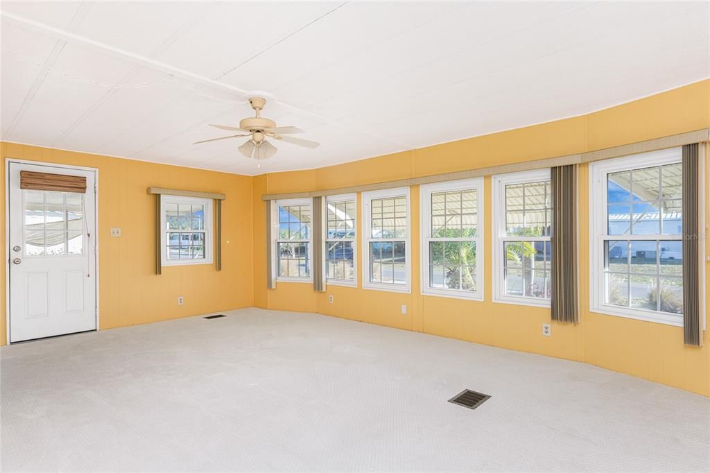 For Sale: $214,900 (2 beds, 2 baths, 1464 Square Feet)