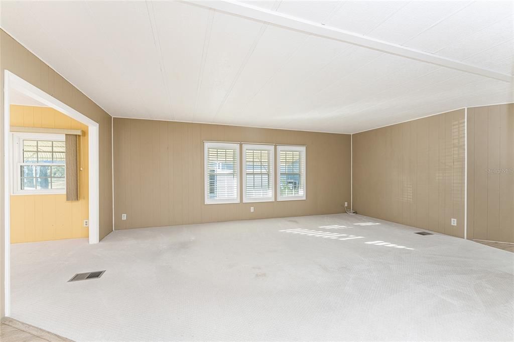 For Sale: $214,900 (2 beds, 2 baths, 1464 Square Feet)