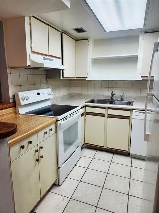 待售: $165,000 (3 贝兹, 2 浴室, 1112 平方英尺)