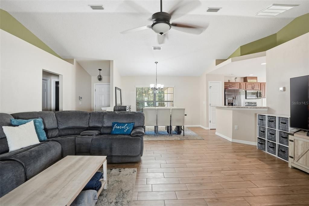 На продажу: $325,000 (3 спален, 2 ванн, 1590 Квадратных фут)