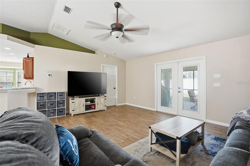 На продажу: $325,000 (3 спален, 2 ванн, 1590 Квадратных фут)