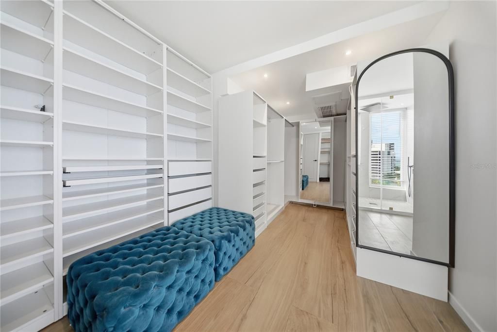 For Sale: $5,249,000 (4 beds, 5 baths, 3200 Square Feet)