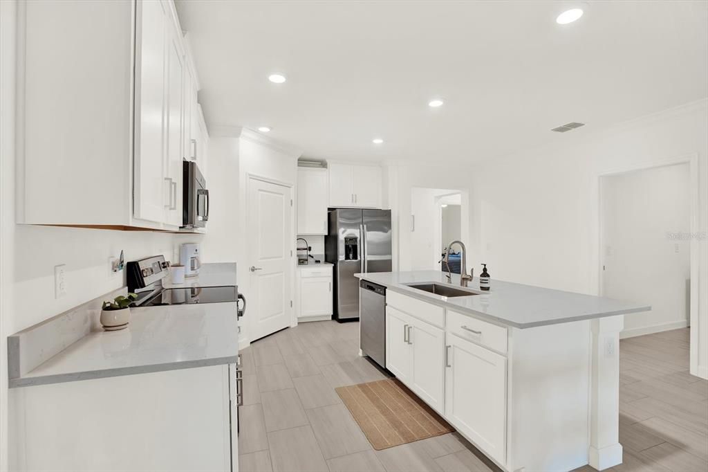 For Sale: $230,000 (2 beds, 2 baths, 1405 Square Feet)