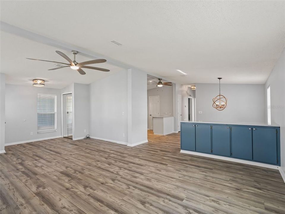 For Sale: $225,000 (2 beds, 2 baths, 1384 Square Feet)