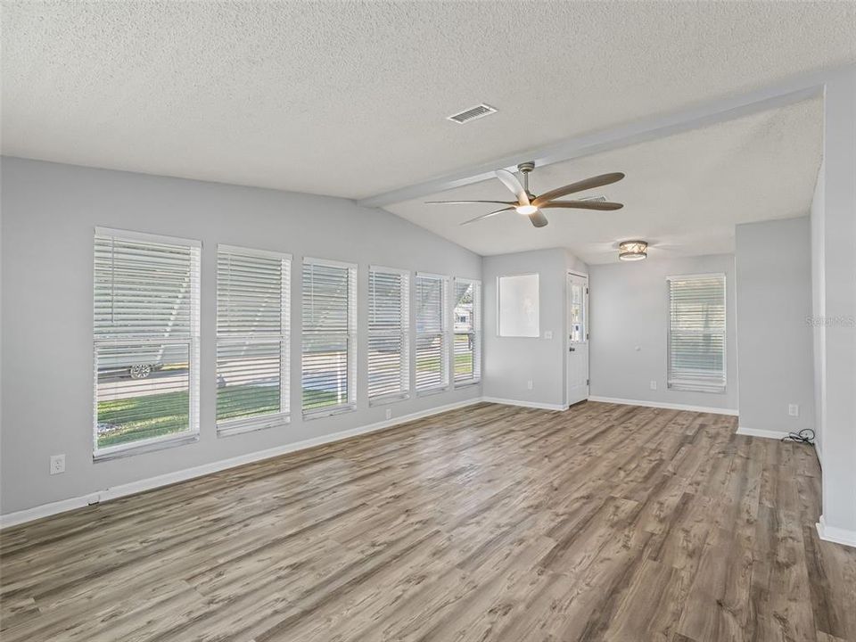 For Sale: $225,000 (2 beds, 2 baths, 1384 Square Feet)