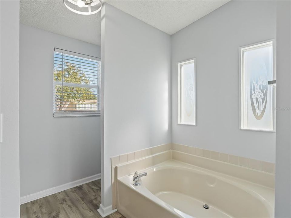 For Sale: $225,000 (2 beds, 2 baths, 1384 Square Feet)