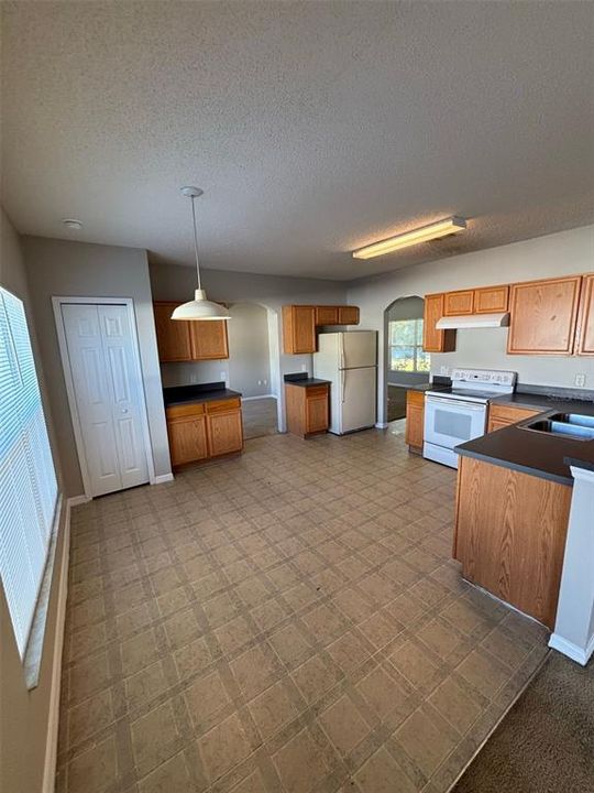 For Rent: $2,000 (4 beds, 2 baths, 2113 Square Feet)