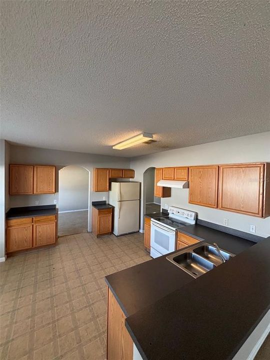 For Rent: $2,000 (4 beds, 2 baths, 2113 Square Feet)