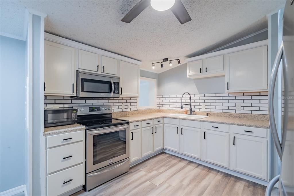 For Sale: $365,000 (4 beds, 2 baths, 2002 Square Feet)