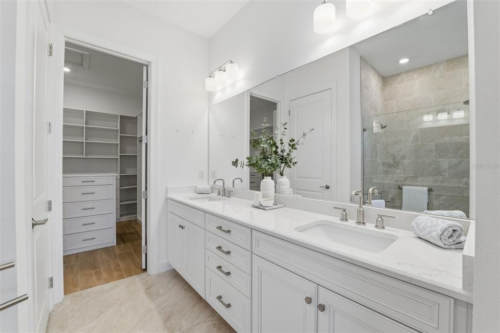 En Venta: $850,000 (3 camas, 3 baños, 2438 Pies cuadrados)