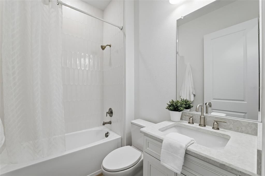 En Venta: $850,000 (3 camas, 3 baños, 2438 Pies cuadrados)