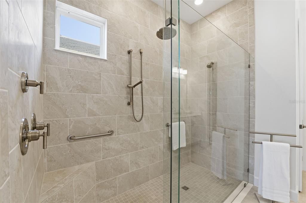 En Venta: $850,000 (3 camas, 3 baños, 2438 Pies cuadrados)