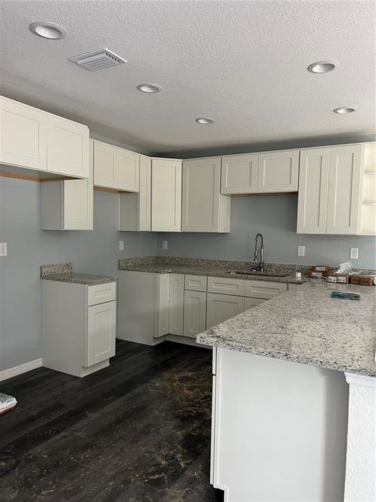 На продажу: $199,900 (2 спален, 1 ванн, 1039 Квадратных фут)