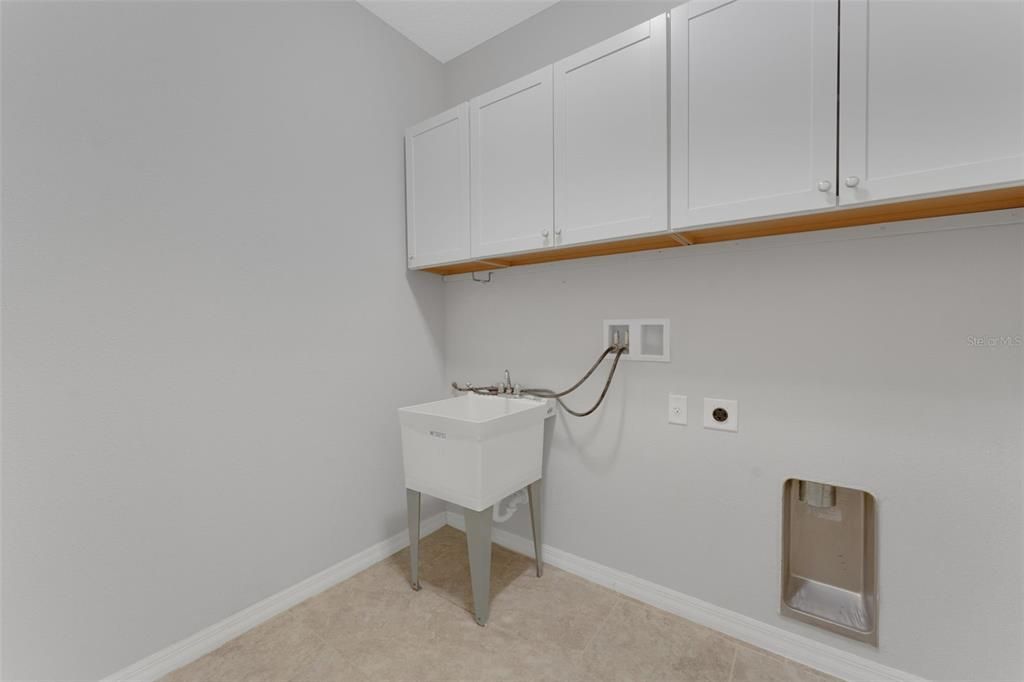 For Sale: $324,900 (4 beds, 2 baths, 2080 Square Feet)