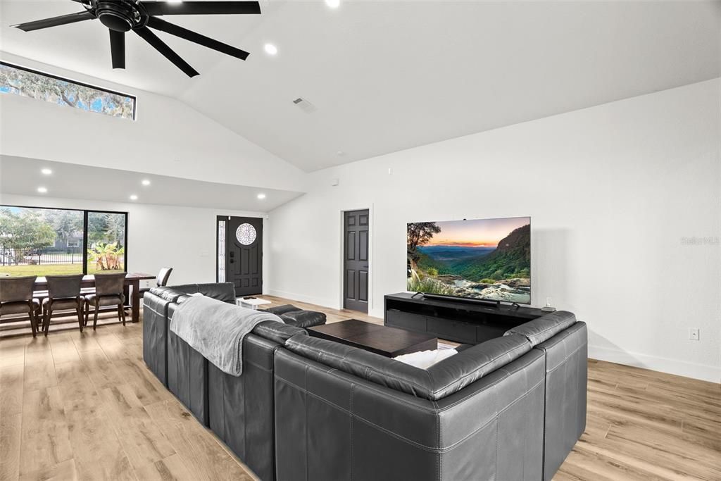 В аренду: $4,995 (3 спален, 2 ванн, 1863 Квадратных фут)