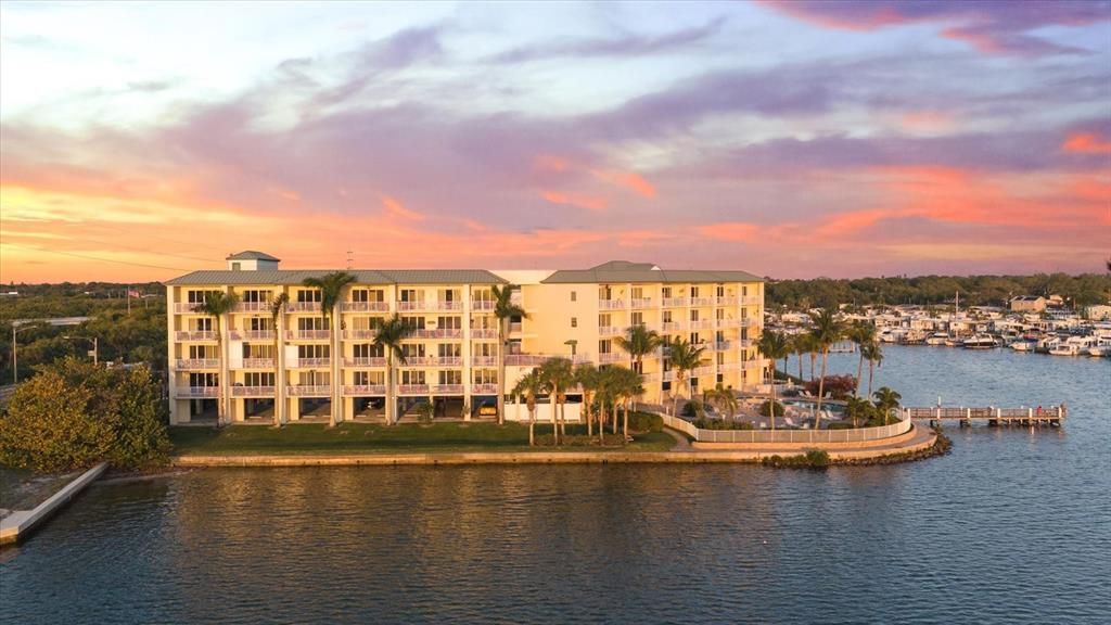 For Sale: $415,000 (2 beds, 2 baths, 703 Square Feet)