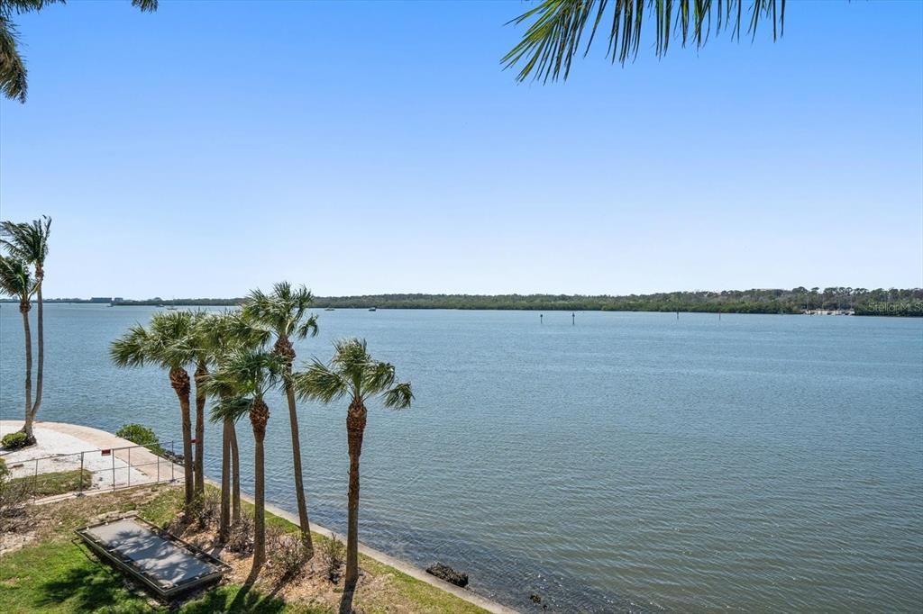 For Sale: $415,000 (2 beds, 2 baths, 703 Square Feet)