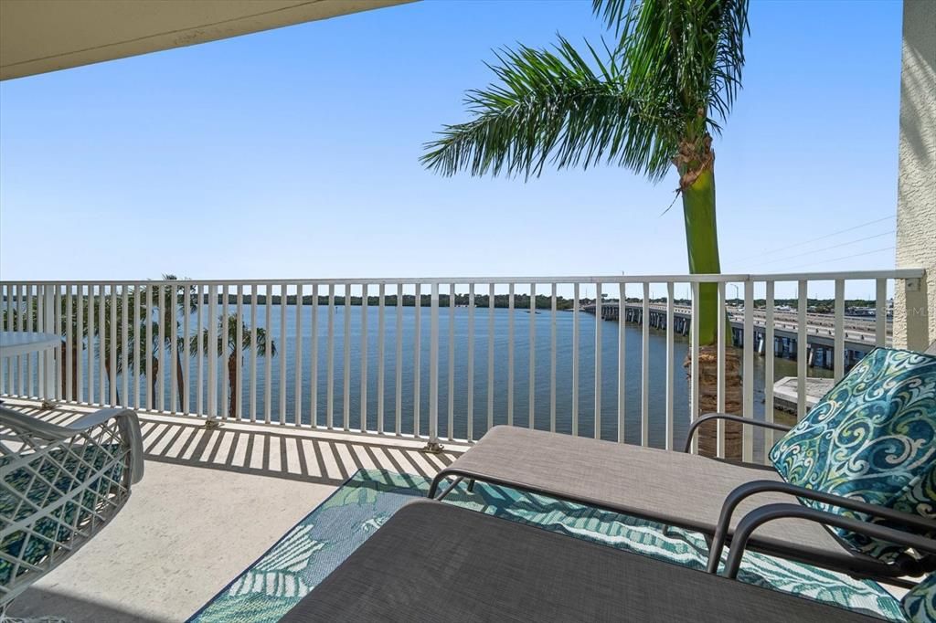 For Sale: $415,000 (2 beds, 2 baths, 703 Square Feet)